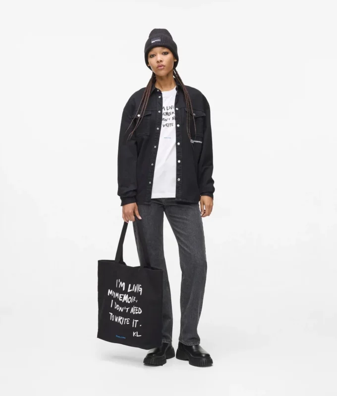 Afslappet T-shirt med Karl-citat