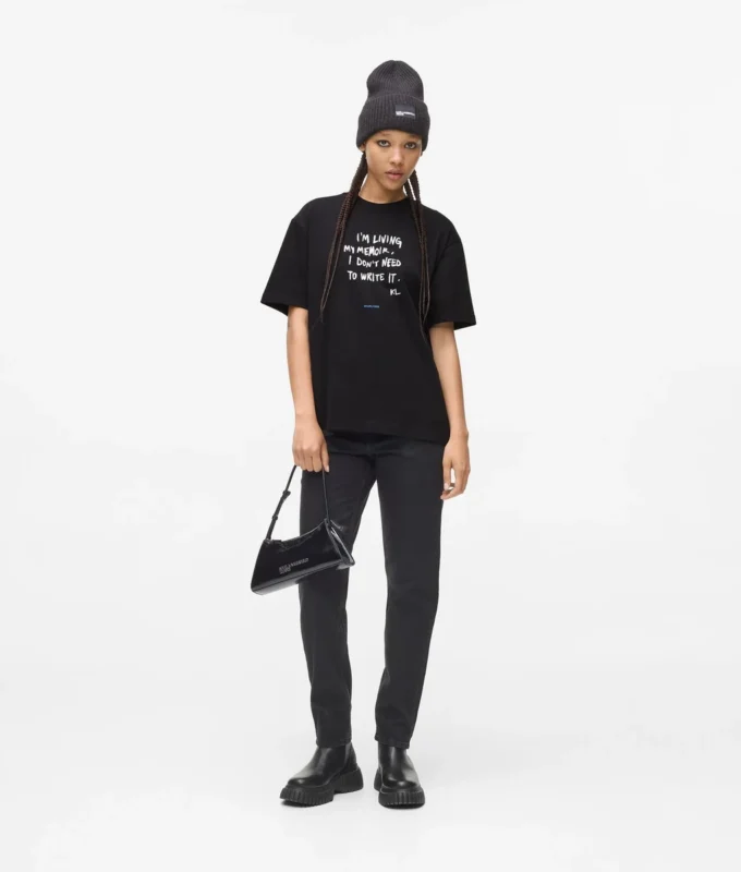 Afslappet T-shirt med Karl-citat