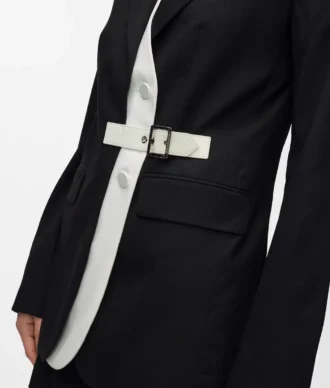 Blazer med bælte og kontrastrevers