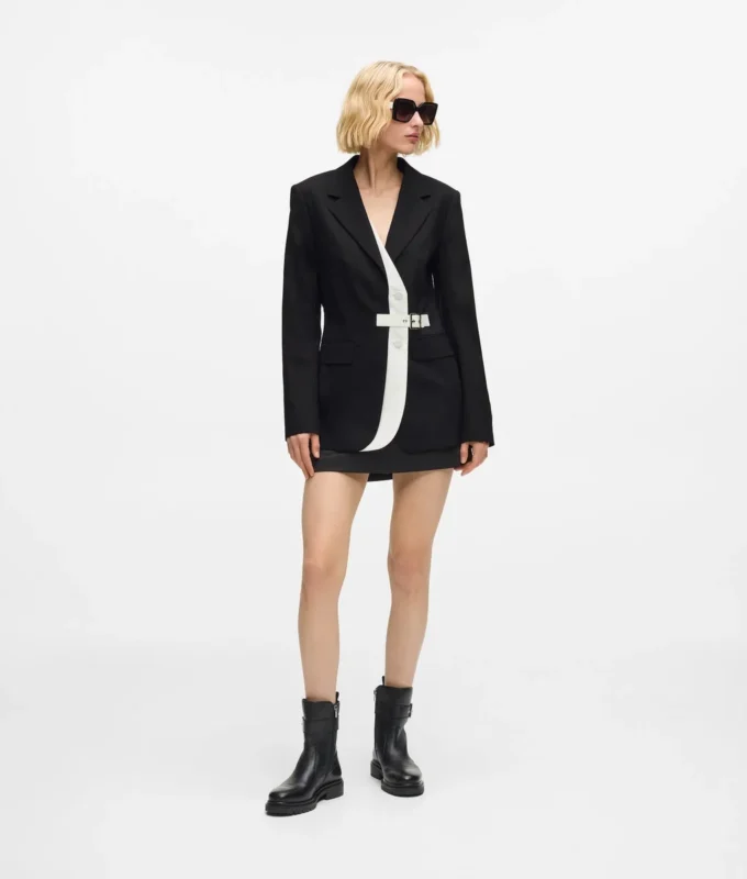 Blazer med bælte og kontrastrevers