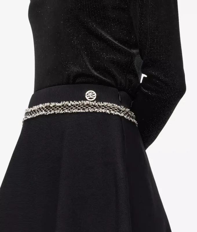 Bouclé-detaljeret striknederdel