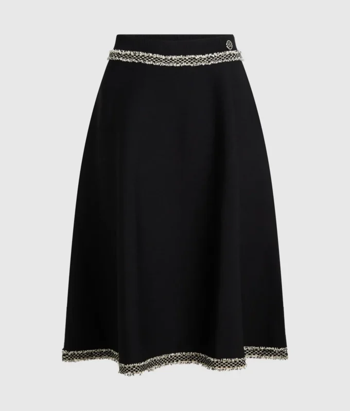 Bouclé-detaljeret striknederdel
