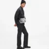 Crossbody-taske med grafisk mønster over hele tasken