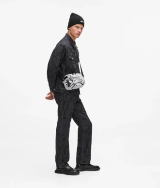 Crossbody-taske med grafisk mønster over hele tasken