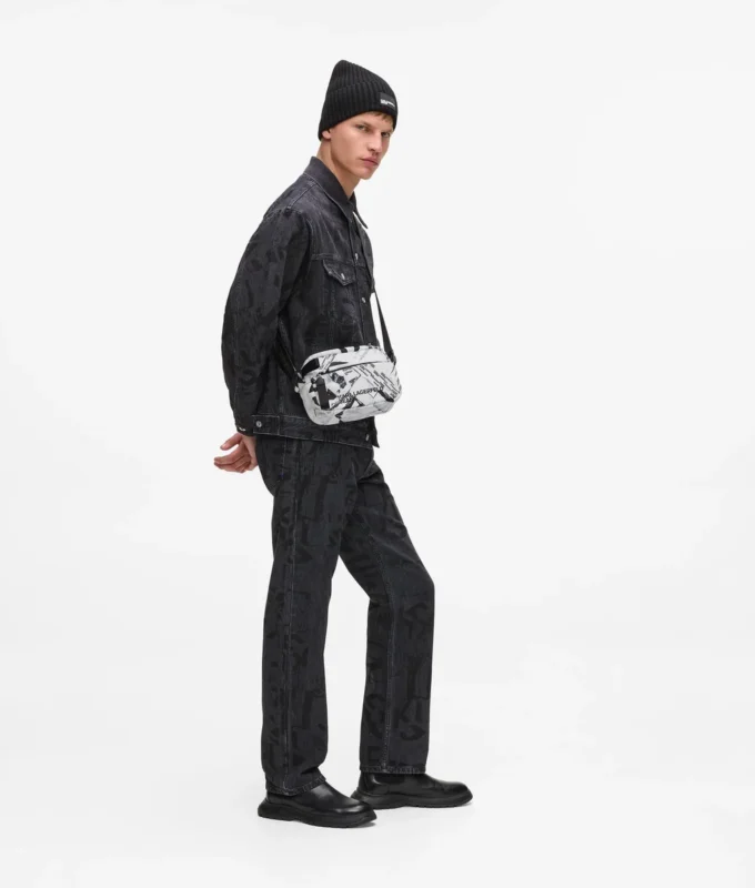 Crossbody-taske med grafisk mønster over hele tasken