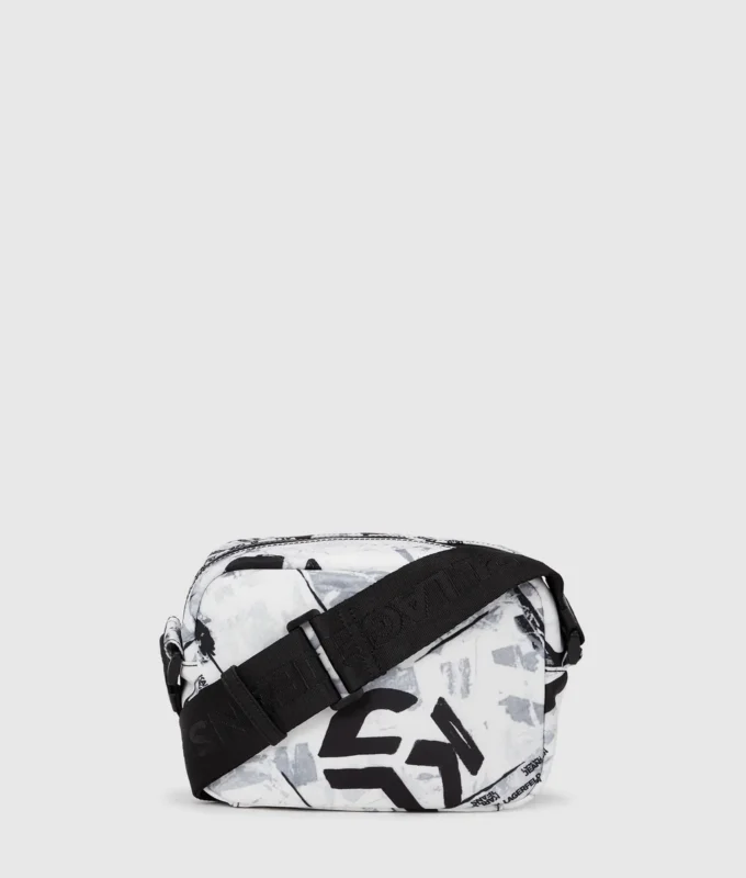 Crossbody-taske med grafisk mønster over hele tasken