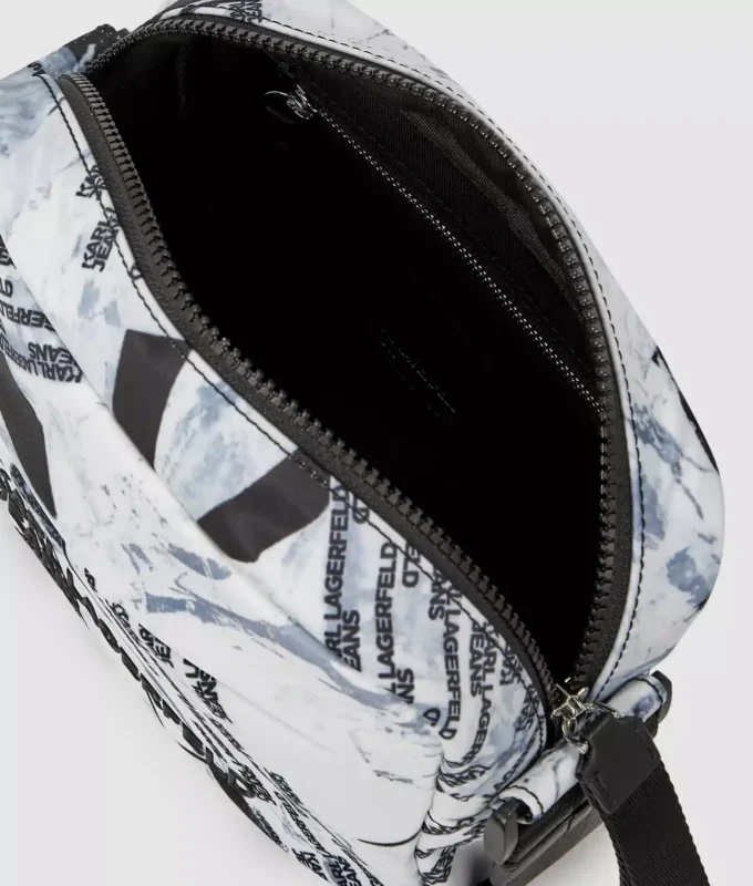 Crossbody-taske med grafisk mønster over hele tasken