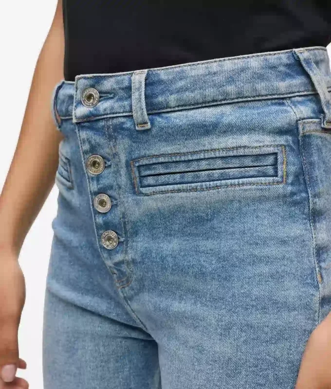 Højtaljede jeans med udsvungne ben