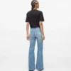 Højtaljede jeans med udsvungne ben