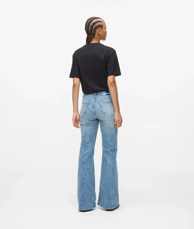 Højtaljede jeans med udsvungne ben