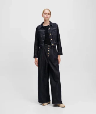JEANS MED KNAPLUKNING OG BREDE BEN