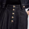 JEANS MED KNAPLUKNING OG BREDE BEN