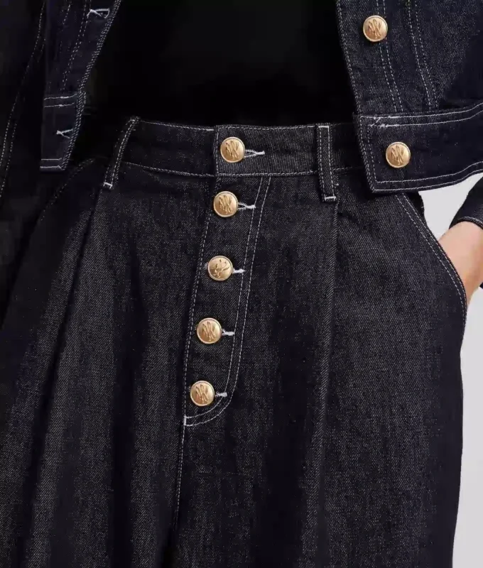 JEANS MED KNAPLUKNING OG BREDE BEN