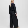 JEANS MED KNAPLUKNING OG BREDE BEN