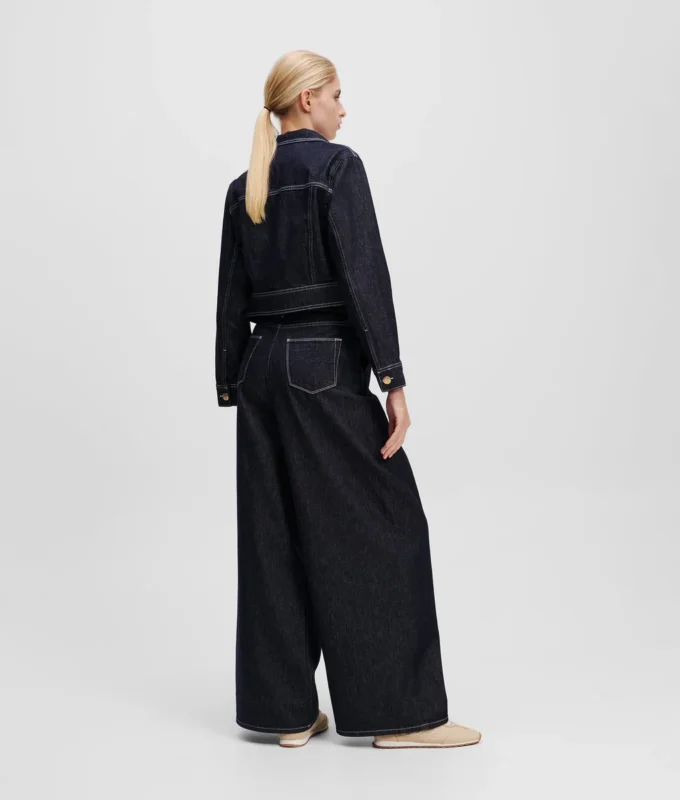 JEANS MED KNAPLUKNING OG BREDE BEN