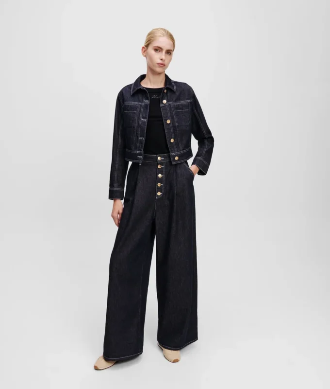 JEANS MED KNAPLUKNING OG BREDE BEN