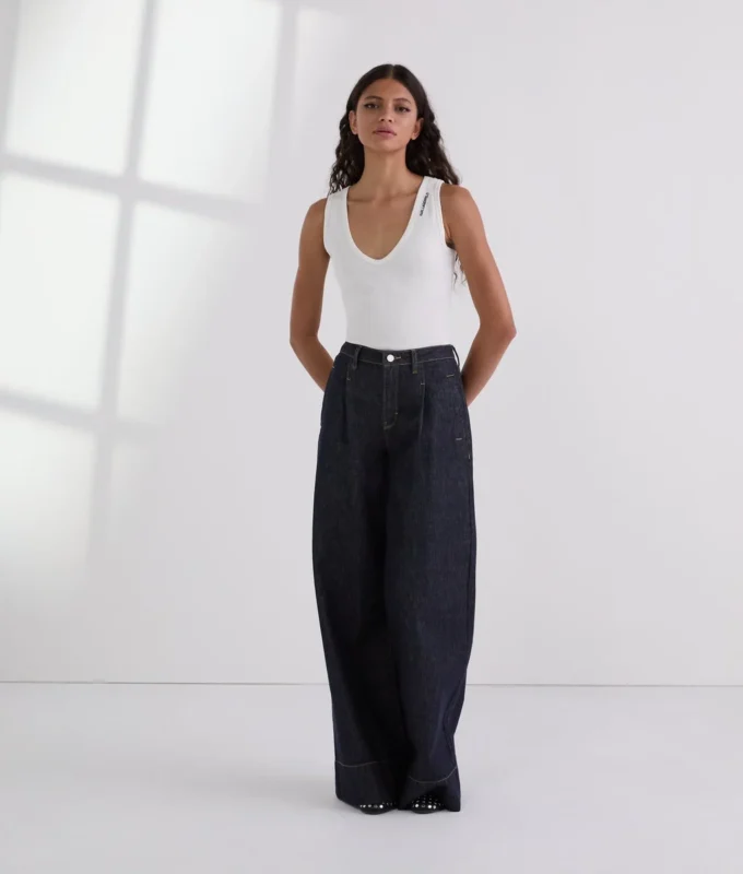 JEANS MED KONTRASTSTING OG BREDE BEN