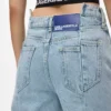 Jeans med søm og afslappet pasform i mellemhøj talje