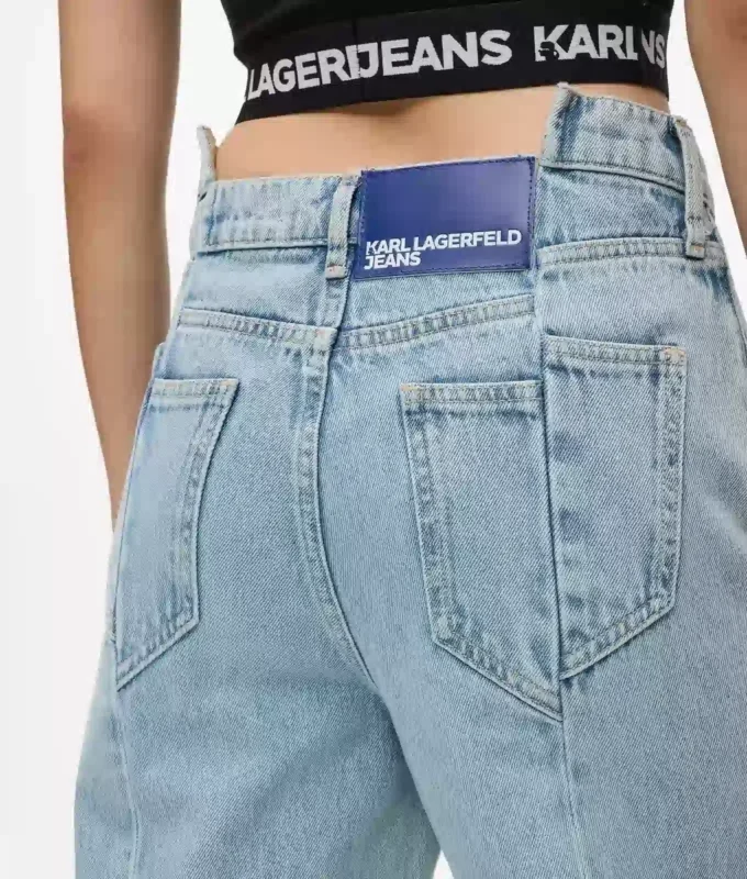 Jeans med søm og afslappet pasform i mellemhøj talje