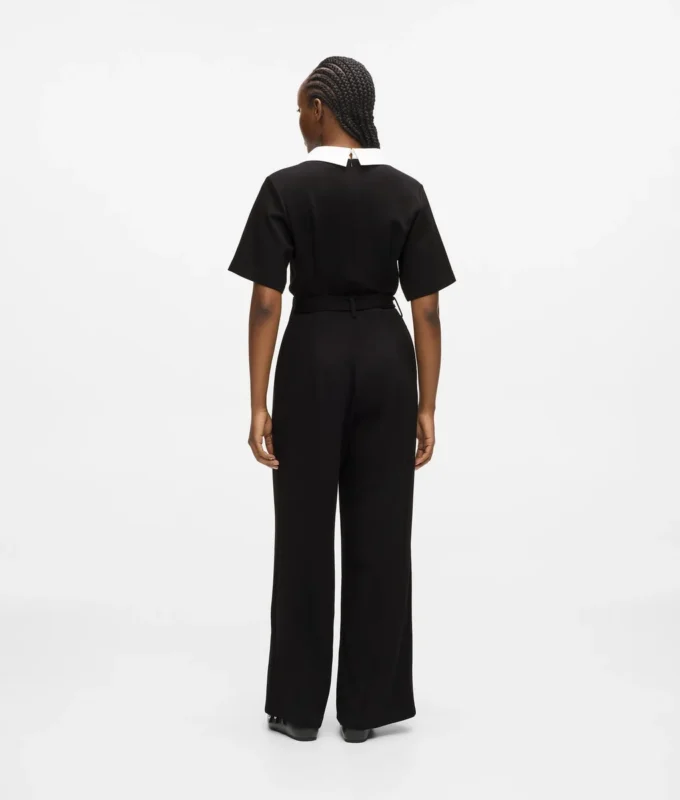 Jumpsuit med karakteristisk krave
