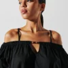 K/SIGNATURE OFF-SHOULDER STRANDKJOLE