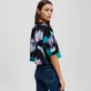 KORT T-SHIRT MED BLOMSTERMØNSTER