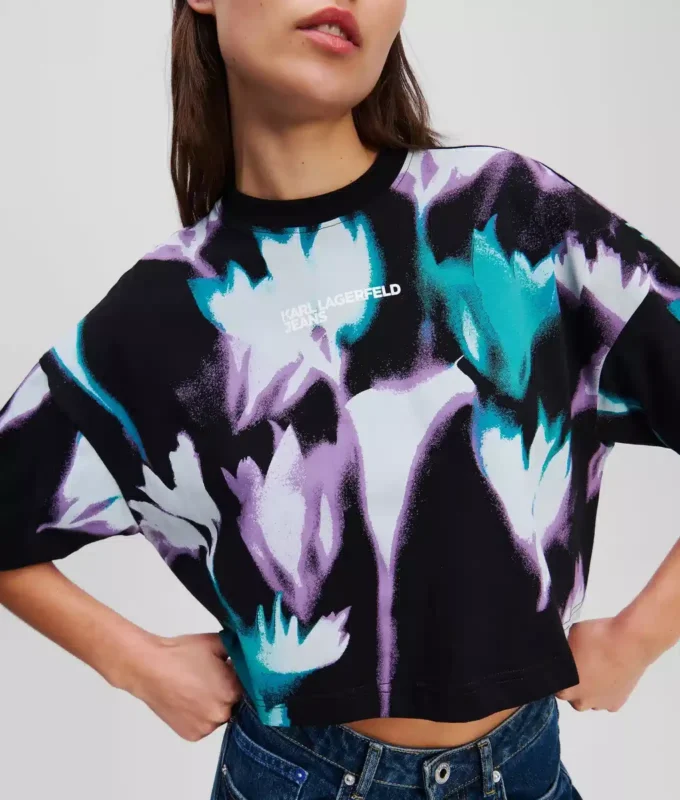 KORT T-SHIRT MED BLOMSTERMØNSTER