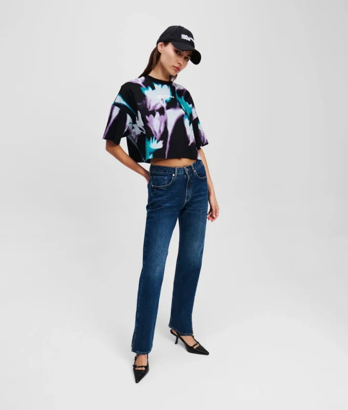 KORT T-SHIRT MED BLOMSTERMØNSTER