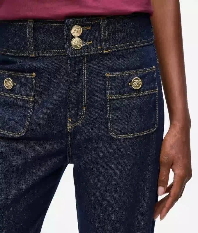 Lige jeans med knapdetaljer