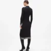 Logo-strikket kjole