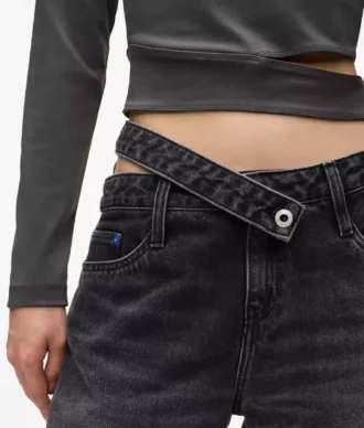 Løstsiddende jeans med udskæring i taljen