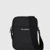 Minimalistisk crossbody-taske med logo