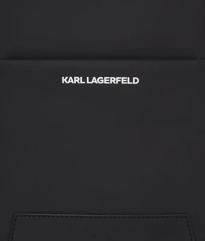 Minimalistisk crossbody-taske med logo