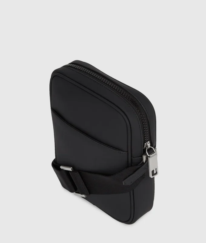 Minimalistisk crossbody-taske med logo