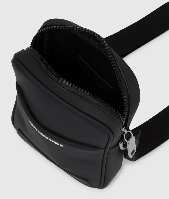 Minimalistisk crossbody-taske med logo