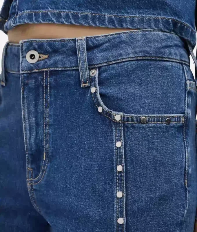 Mom jeans med nitter