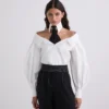 OFF-SHOULDER SKJORTE