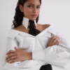 OFF-SHOULDER SKJORTE
