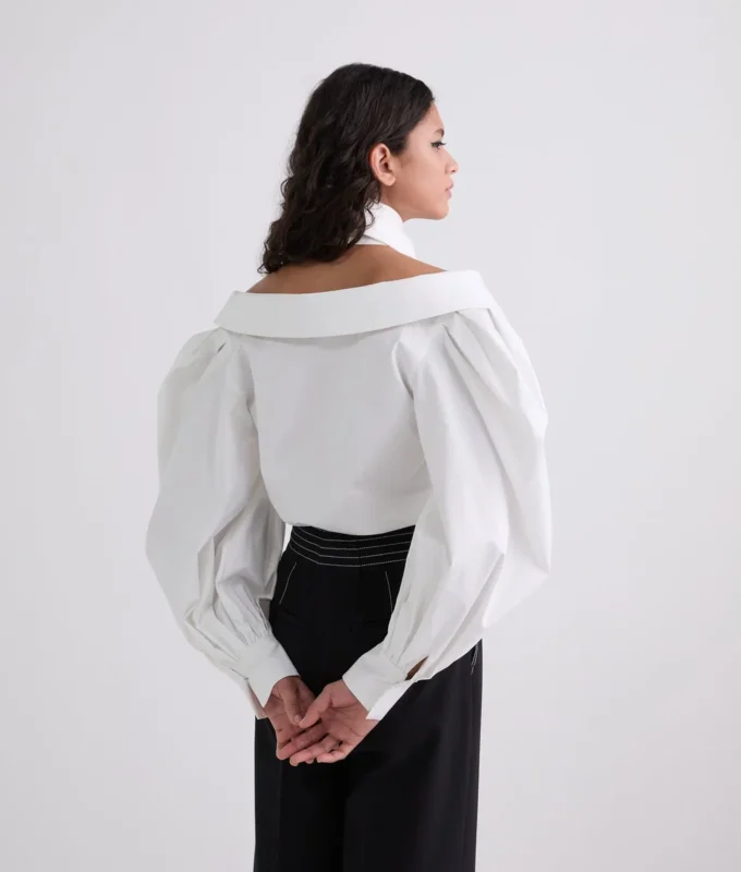 OFF-SHOULDER SKJORTE