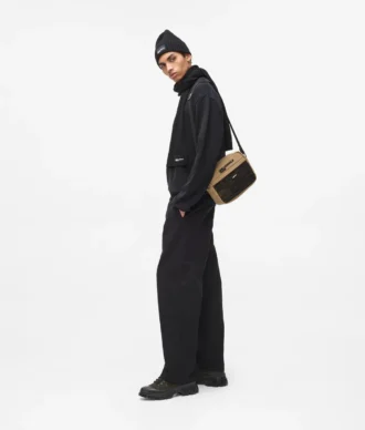 Praktisk crossbody-taske med snøre