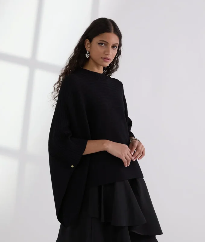 RIBSTRIKKET PONCHO