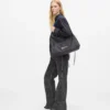 Stor skuldertaske i nylon med snor