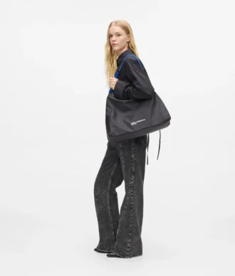 Stor skuldertaske i nylon med snor