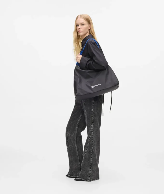 Stor skuldertaske i nylon med snor