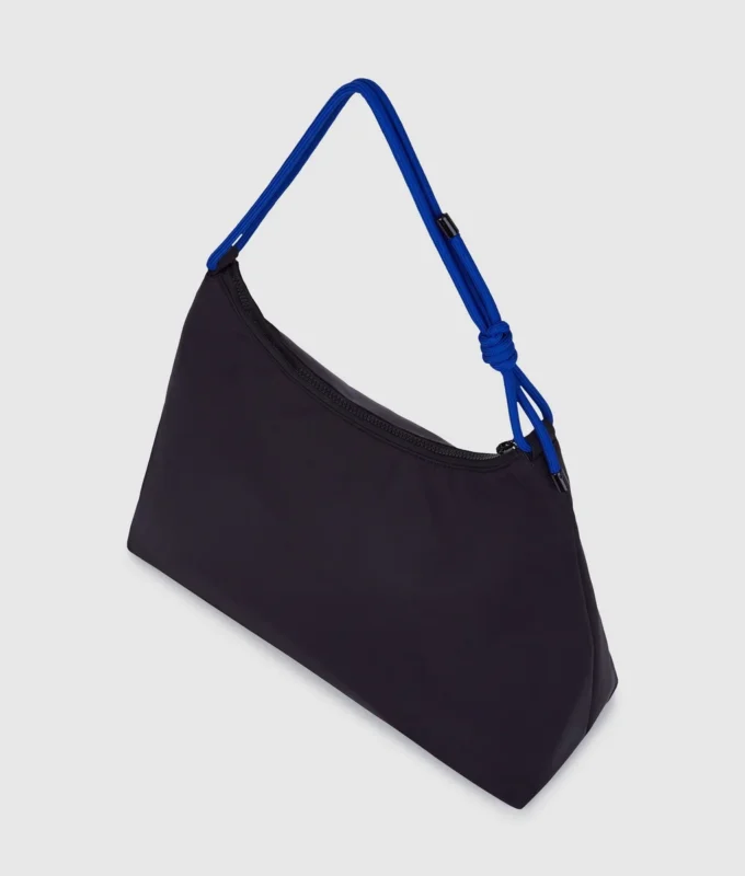 Stor skuldertaske i nylon med snor