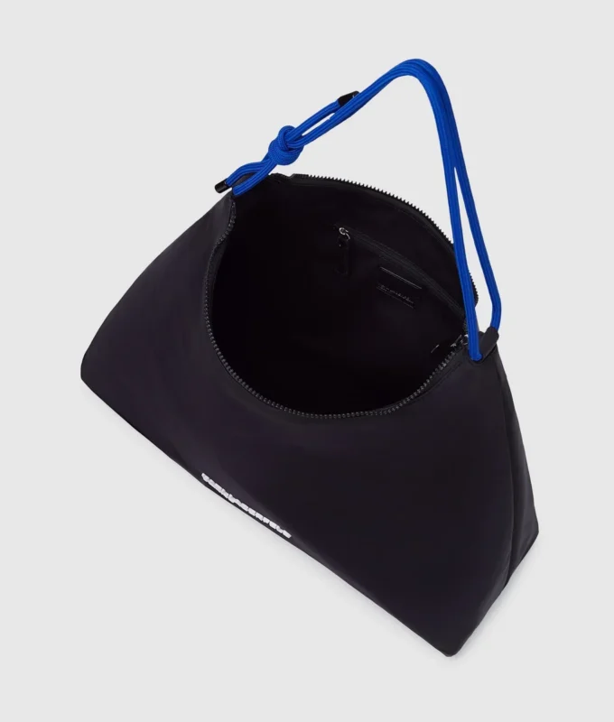 Stor skuldertaske i nylon med snor