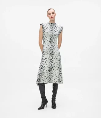Strikkjole med sneleopardmønster