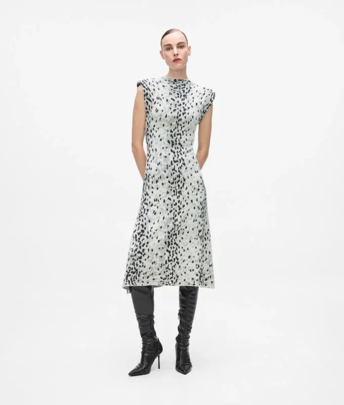 Strikkjole med sneleopardmønster