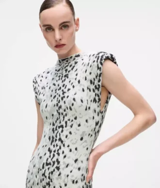 Strikkjole med sneleopardmønster