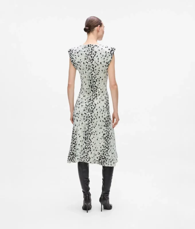 Strikkjole med sneleopardmønster